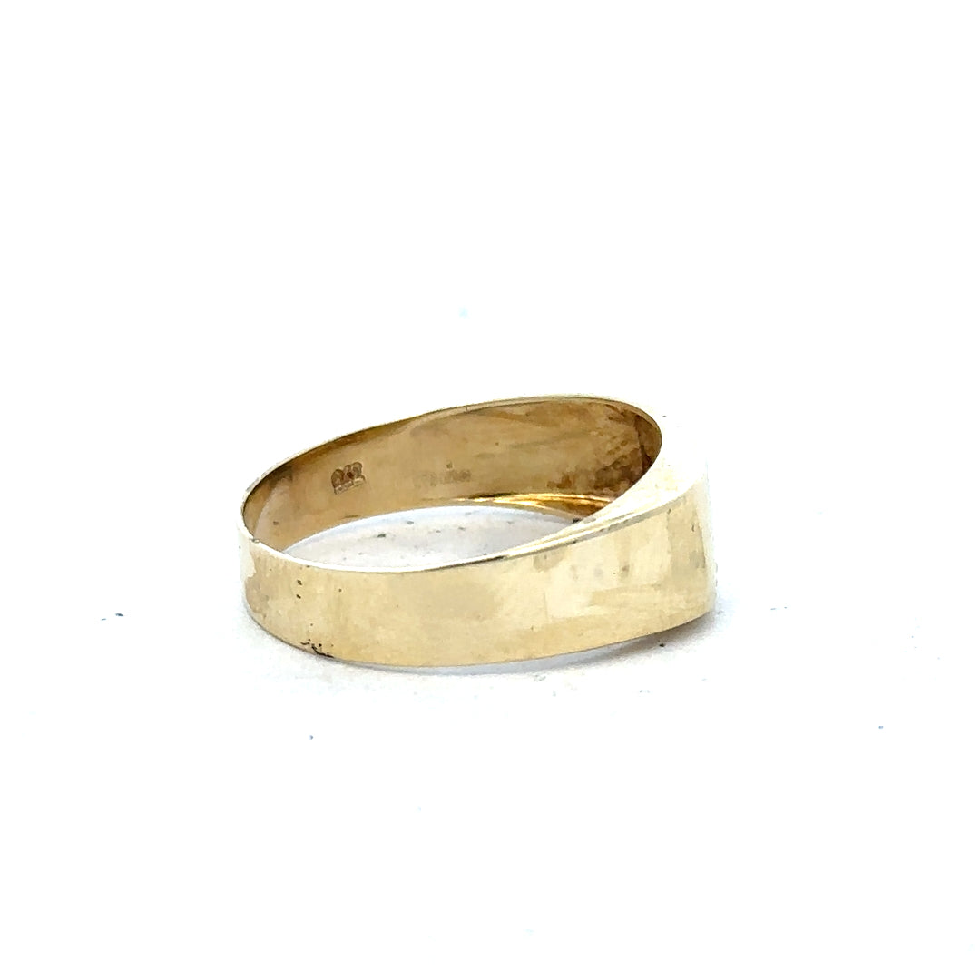9ct yellow gold diamond ring in size V with a sparkling central diamond, unbranded jewelry for elegant style.