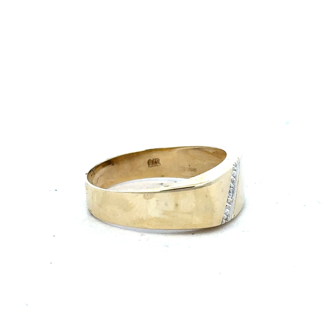 9ct yellow gold diamond ring in size V featuring a sparkling diamond setting, unbranded jewelry accessory.