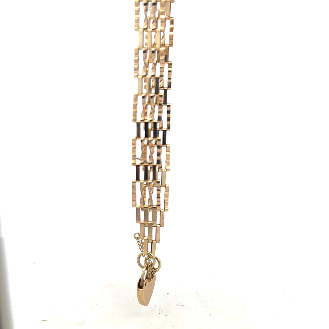 9ct yellow gold gate bracelet with a polished finish, weighing 5.8g, featuring a classic chain link design.