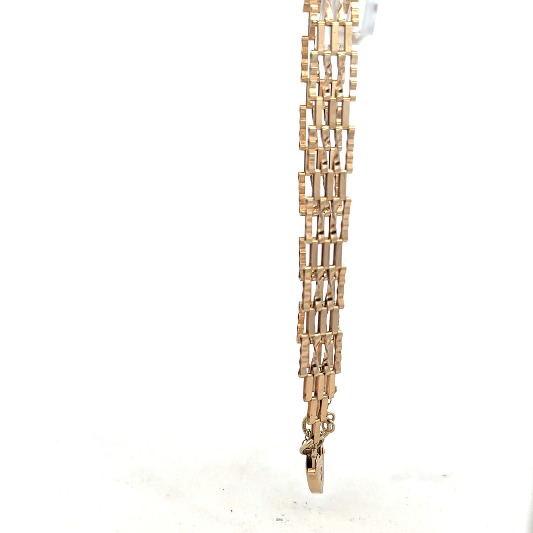 9ct yellow gold gate bracelet with a secure clasp, weighing 5.8g, unbranded, showcasing a classic jewelry design.