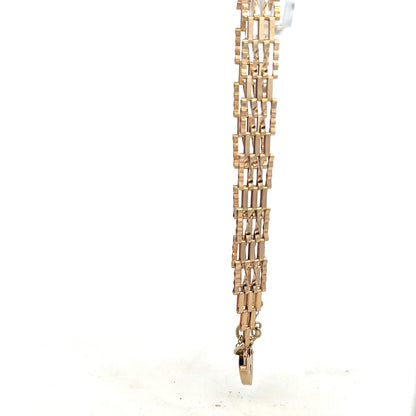 9ct yellow gold gate bracelet with a secure clasp, weighing 5.8g, unbranded, showcasing a classic jewelry design.