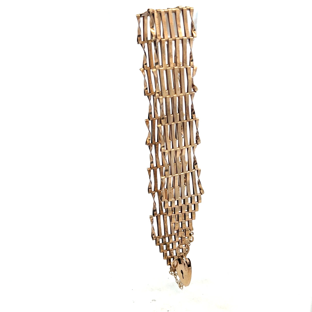 9ct yellow gold gate bracelet with a secure clasp, weighing 7.4g, featuring classic linked design and polished finish.