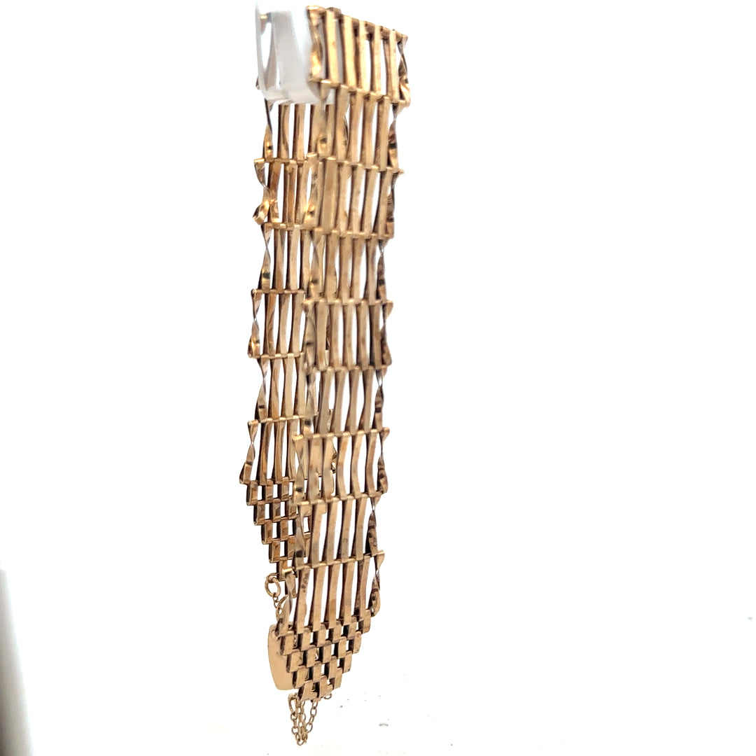 9ct yellow gold gate bracelet with a secure clasp, weighing 7.4g, featuring a classic chain design.