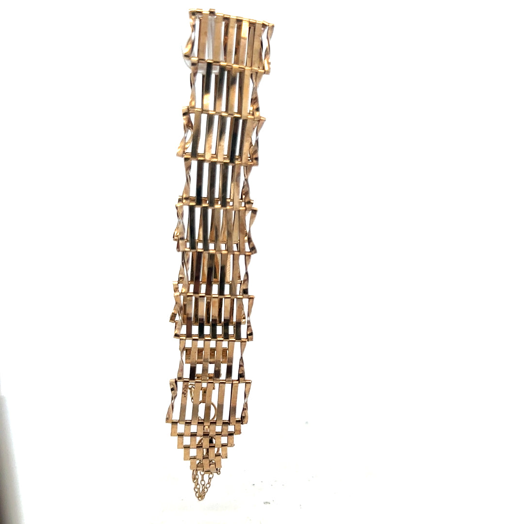 9ct yellow gold gate bracelet weighing 7.4g, unbranded, with interlinked chain design, shown on a neutral background.