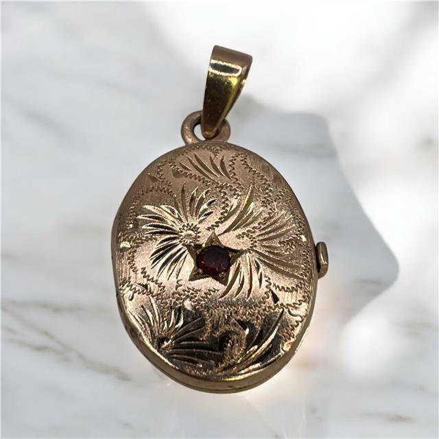 9ct yellow gold pendant locket weighing 3.5g, unbranded, with intricate design, shown in a close-up image.