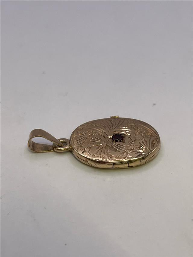 9ct yellow gold pendant locket, unbranded, weighing 3.5g, with a classic design and polished finish.
