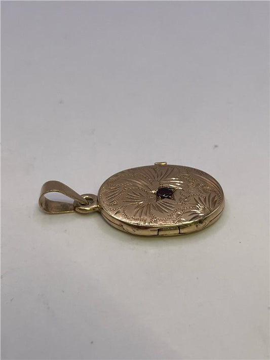 9ct yellow gold pendant locket, unbranded, weighing 3.5g, with a classic design and polished finish.