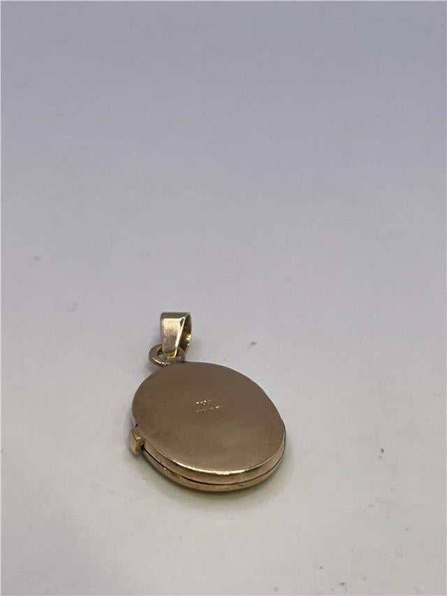 9ct yellow gold pendant locket, unbranded, weighs 3.5g, with intricate design and polished finish, shown in a close-up image.