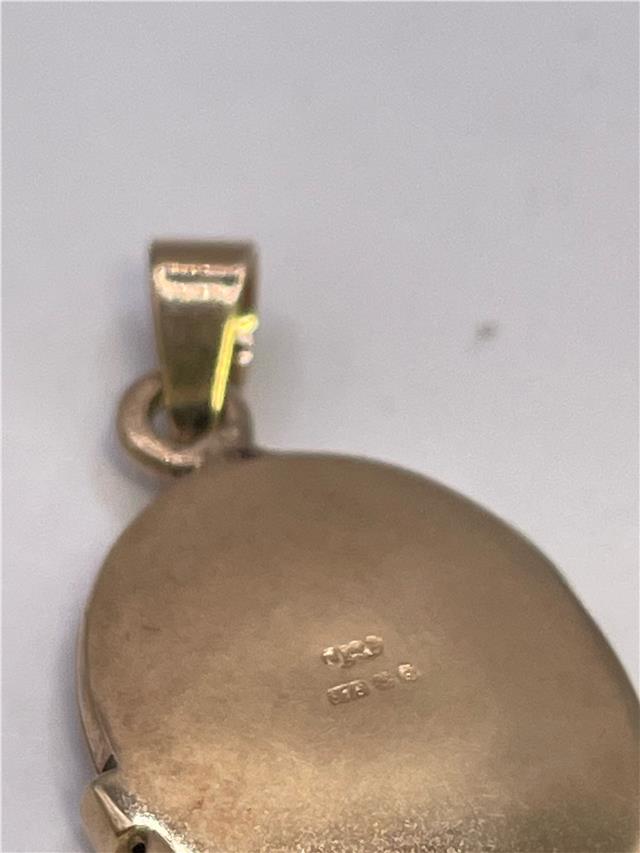 9ct yellow gold pendant locket weighing 3.5g, unbranded jewelry with a classic design, shown in the product image.