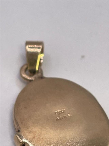 9ct yellow gold pendant locket weighing 3.5g, unbranded jewelry with a classic design, shown in the product image.