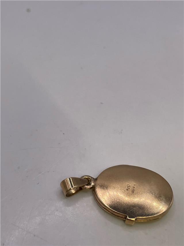 9ct yellow gold locket pendant weighing 3.5g, unbranded, showcasing a classic design with a polished finish.