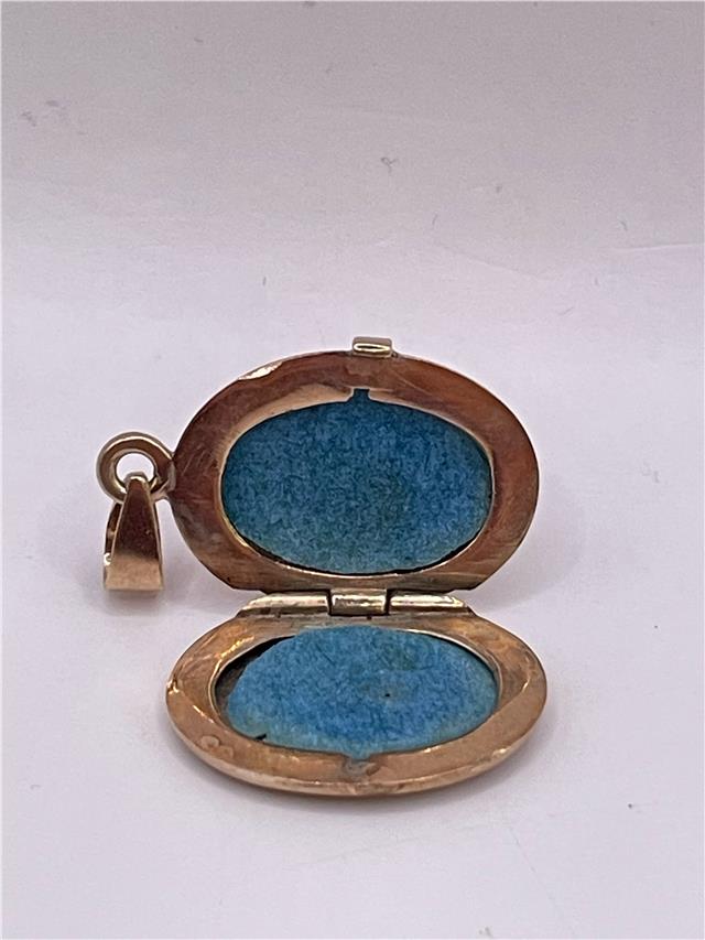 9ct yellow gold locket pendant weighing 3.5g, unbranded, showing a close-up of the detailed gold pendant on a plain background.