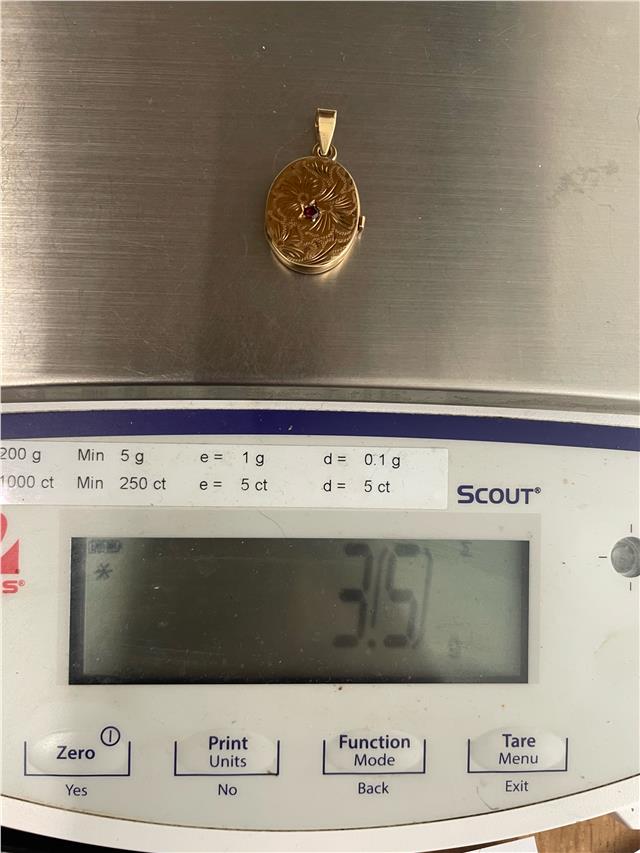 9ct yellow gold pendant locket weighing 3.5g, unbranded, with a classic design, shown in a close-up image.