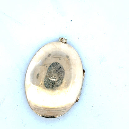 9ct yellow gold locket pendant, unbranded, weighing 13.8g, with intricate design visible in the image.