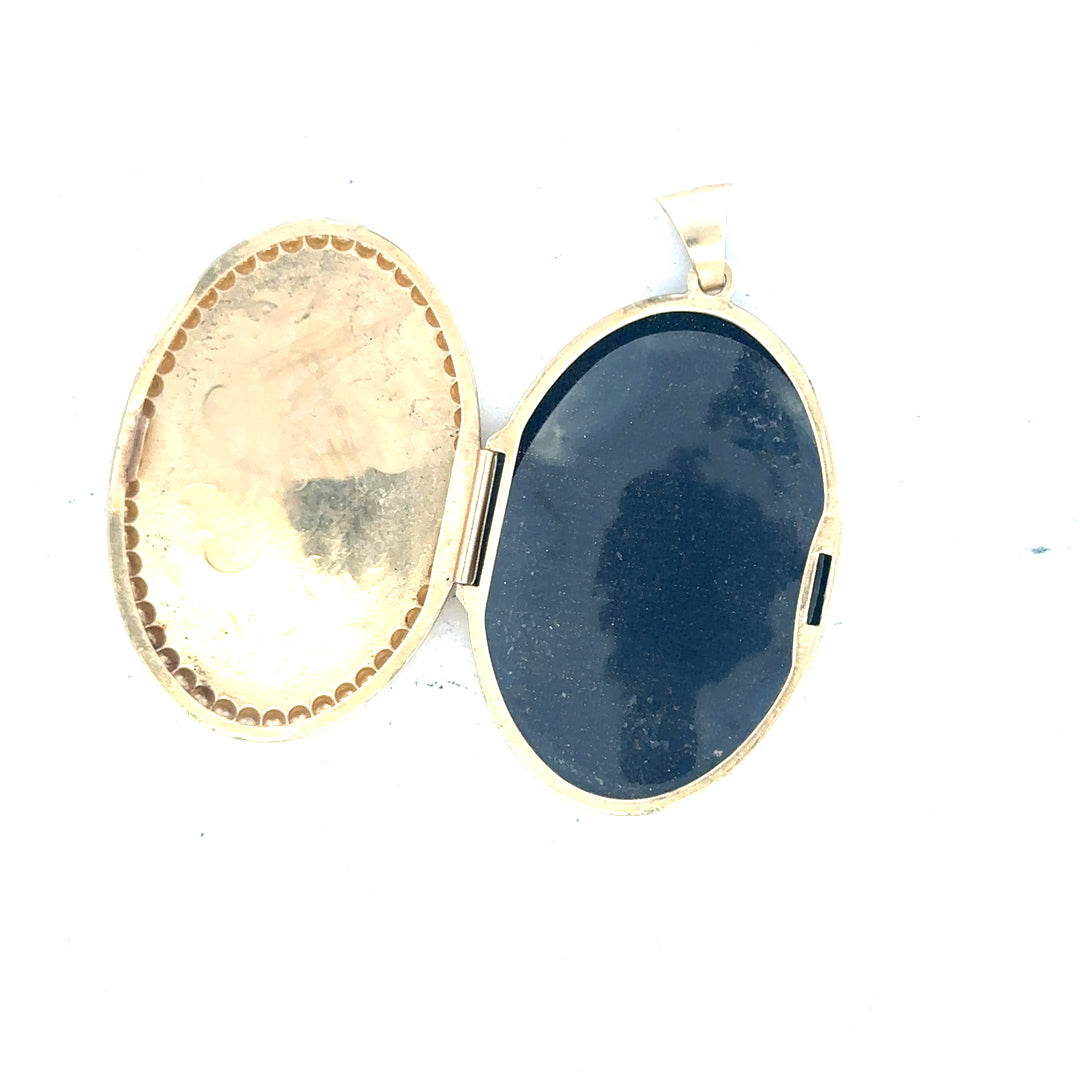 9ct yellow gold locket pendant, unbranded, weighing 6.3g, with intricate design visible in the image.