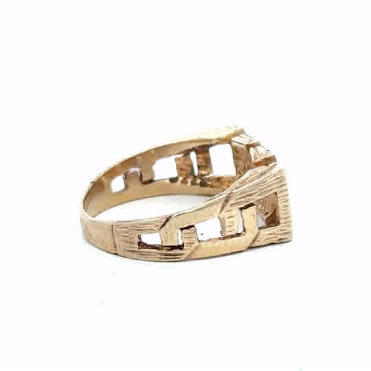 9ct yellow gold mum ring, size O1/2, unbranded, featuring a classic design and polished finish.