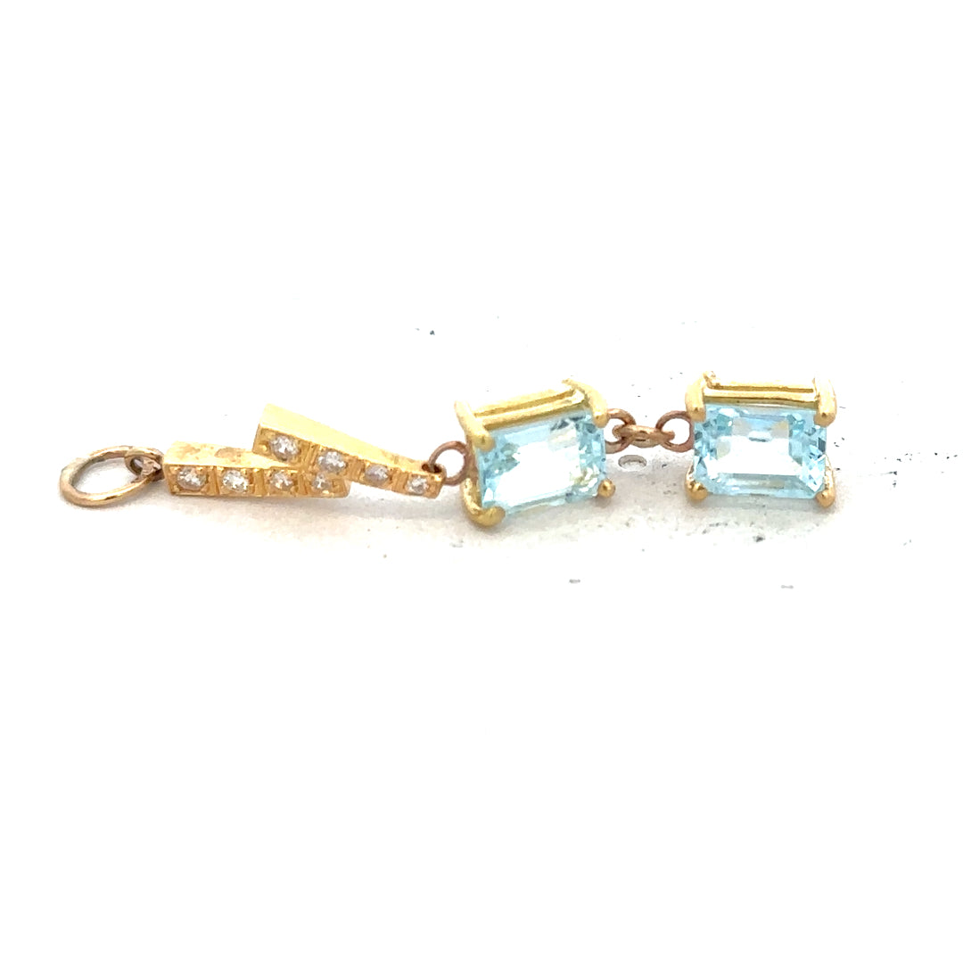 9ct yellow gold pendant weighing 2.7g, elegant jewelry piece with a polished finish, unbranded design suitable for everyday wear