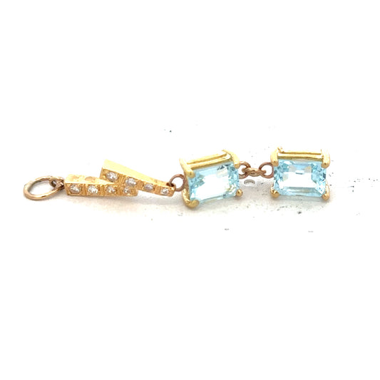 9ct yellow gold pendant weighing 2.7g, elegant jewelry piece with a polished finish, unbranded design suitable for everyday wear