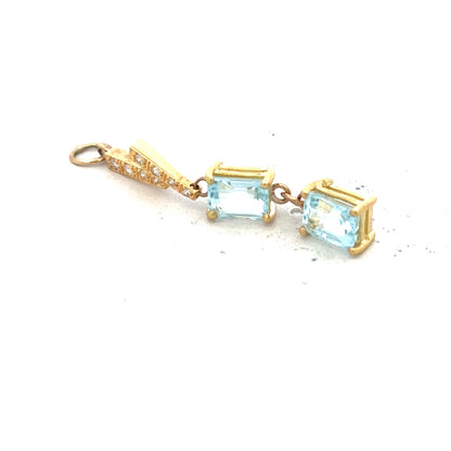 9ct yellow gold pendant weighing 2.7g, simple and elegant jewelry piece with a polished finish.