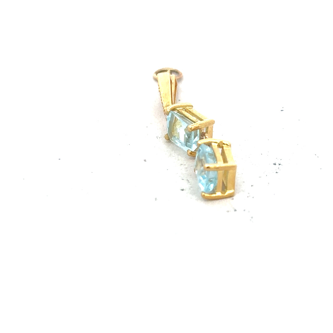 9ct yellow gold pendant weighing 2.7g, unbranded, featuring a simple and elegant design, displayed on a plain background.