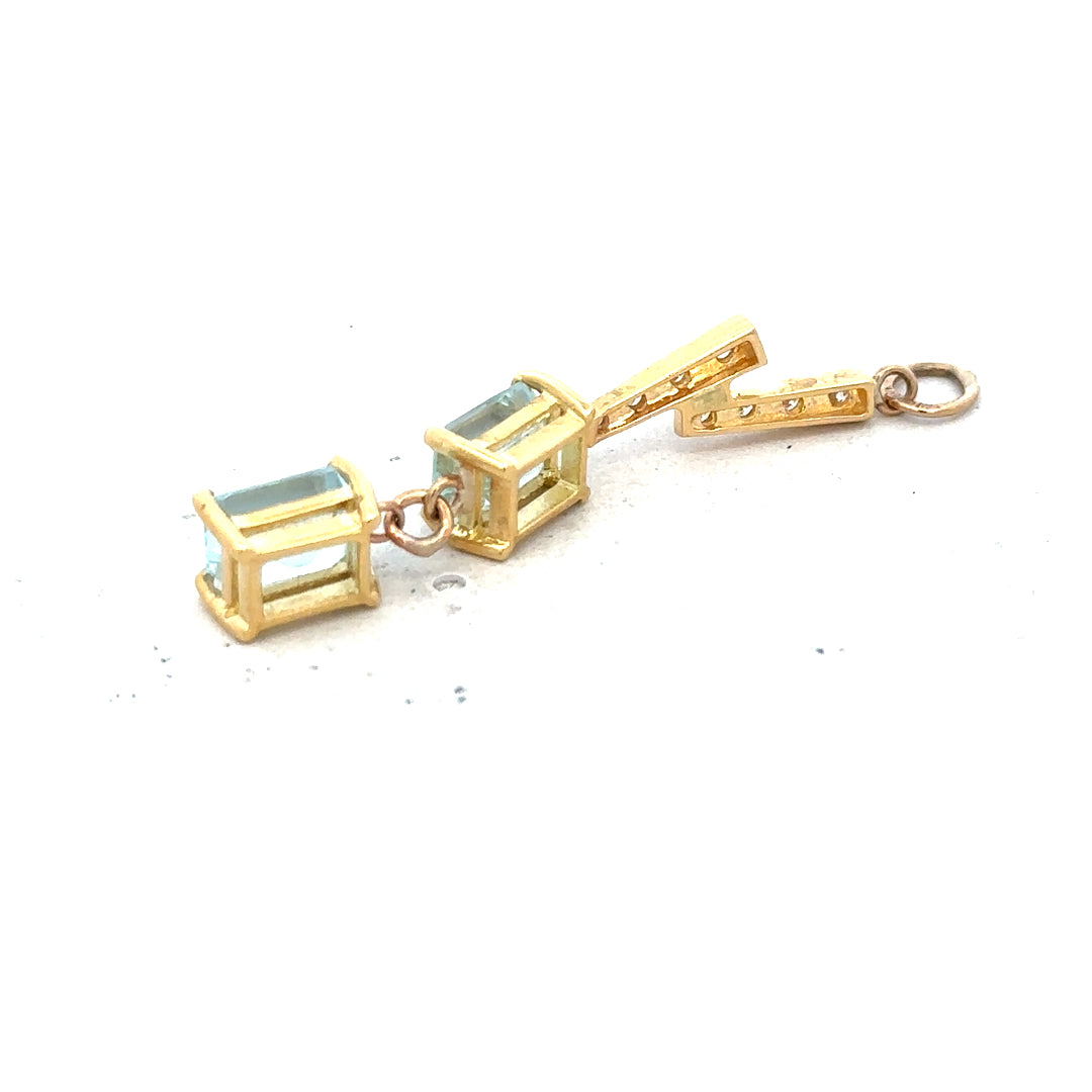 9ct yellow gold pendant weighing 2.7g, unbranded jewelry piece with a simple, elegant design, showcased against a plain background.