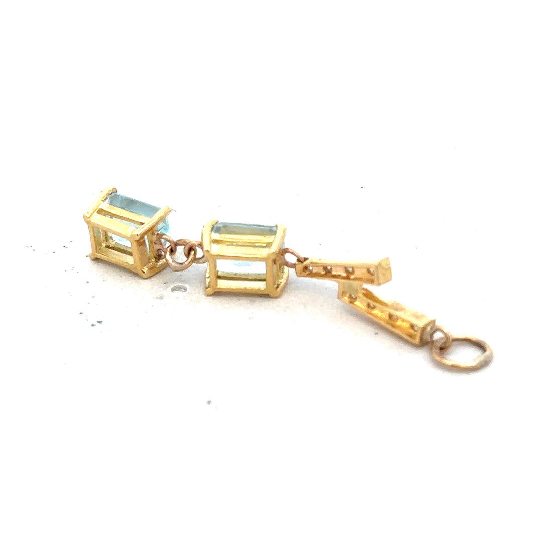 Unbranded 9ct yellow gold pendant weighing 2.7g, featuring a polished finish and simple elegant design.