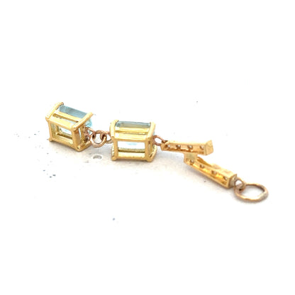 Unbranded 9ct yellow gold pendant weighing 2.7g, featuring a polished finish and simple elegant design.