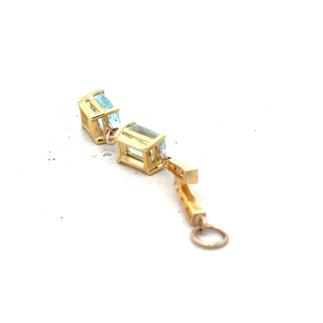 9ct yellow gold pendant weighing 2.7g, unbranded jewelry piece with a polished finish and elegant design.
