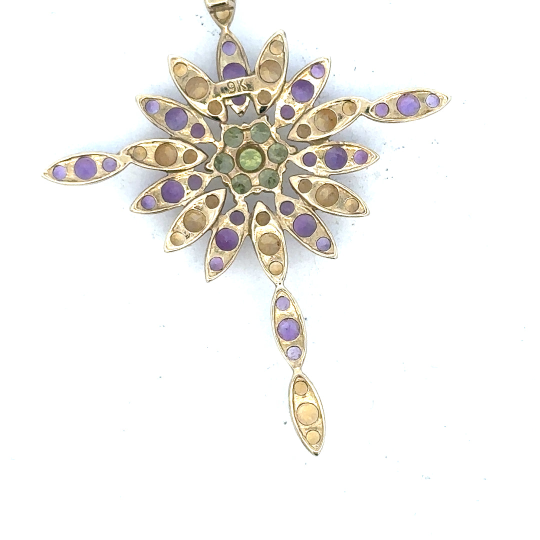 9ct yellow gold pendant weighing 4.6g, unbranded jewelry pendant with detailed design visible in the image.