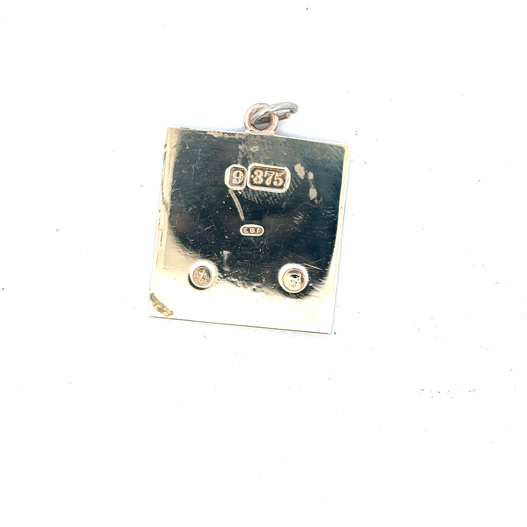 9ct yellow gold pendant weighing 9.6g, unbranded, with a simple elegant design, shown against a neutral background.