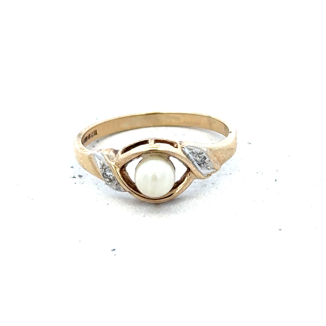 9ct yellow gold ring in size K1/2, featuring a smooth polished band, unbranded jewelry accessory.