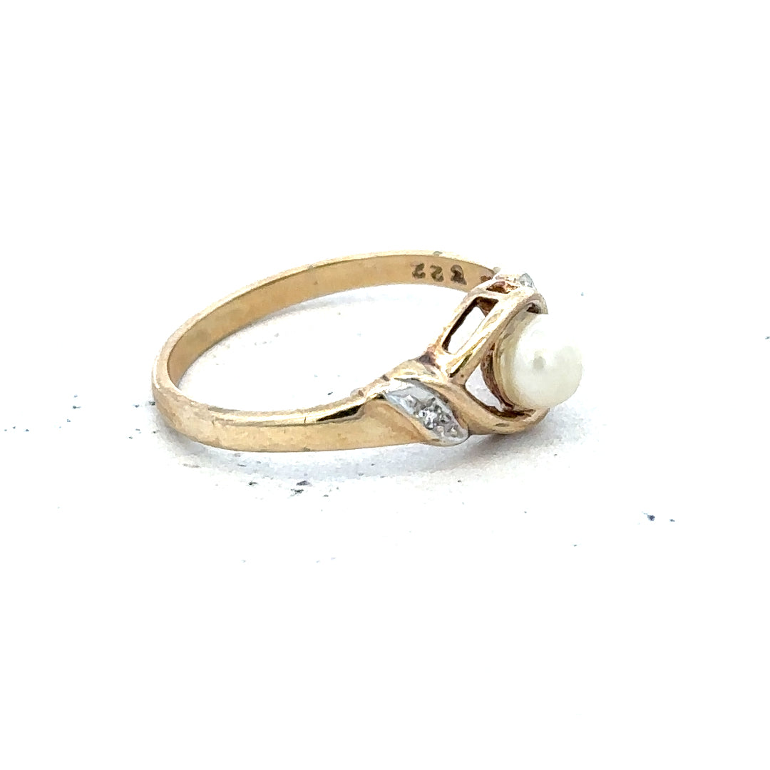9ct yellow gold ring size K1/2 with a polished finish, featuring a classic and elegant design.