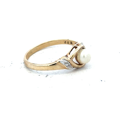 9ct yellow gold ring size K1/2 with a polished finish, featuring a classic and elegant design.