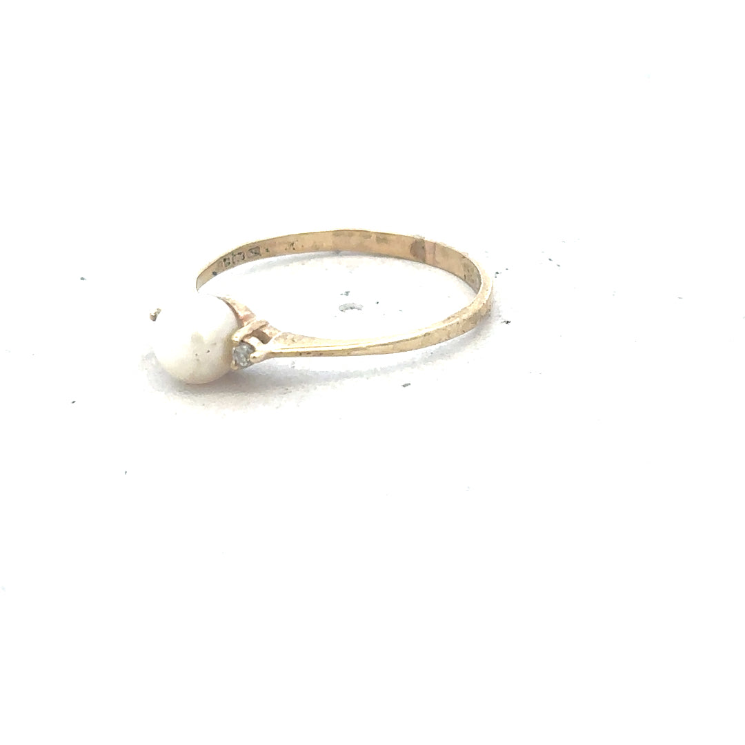 9ct yellow gold ring in size N with a smooth band, unbranded jewelry, showcasing a classic and elegant design.