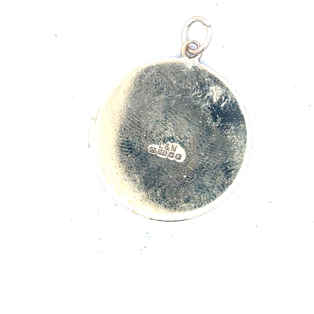9ct yellow gold St Christopher pendant, unbranded, showing detailed religious medal with chain attachment, weight 4.9g.