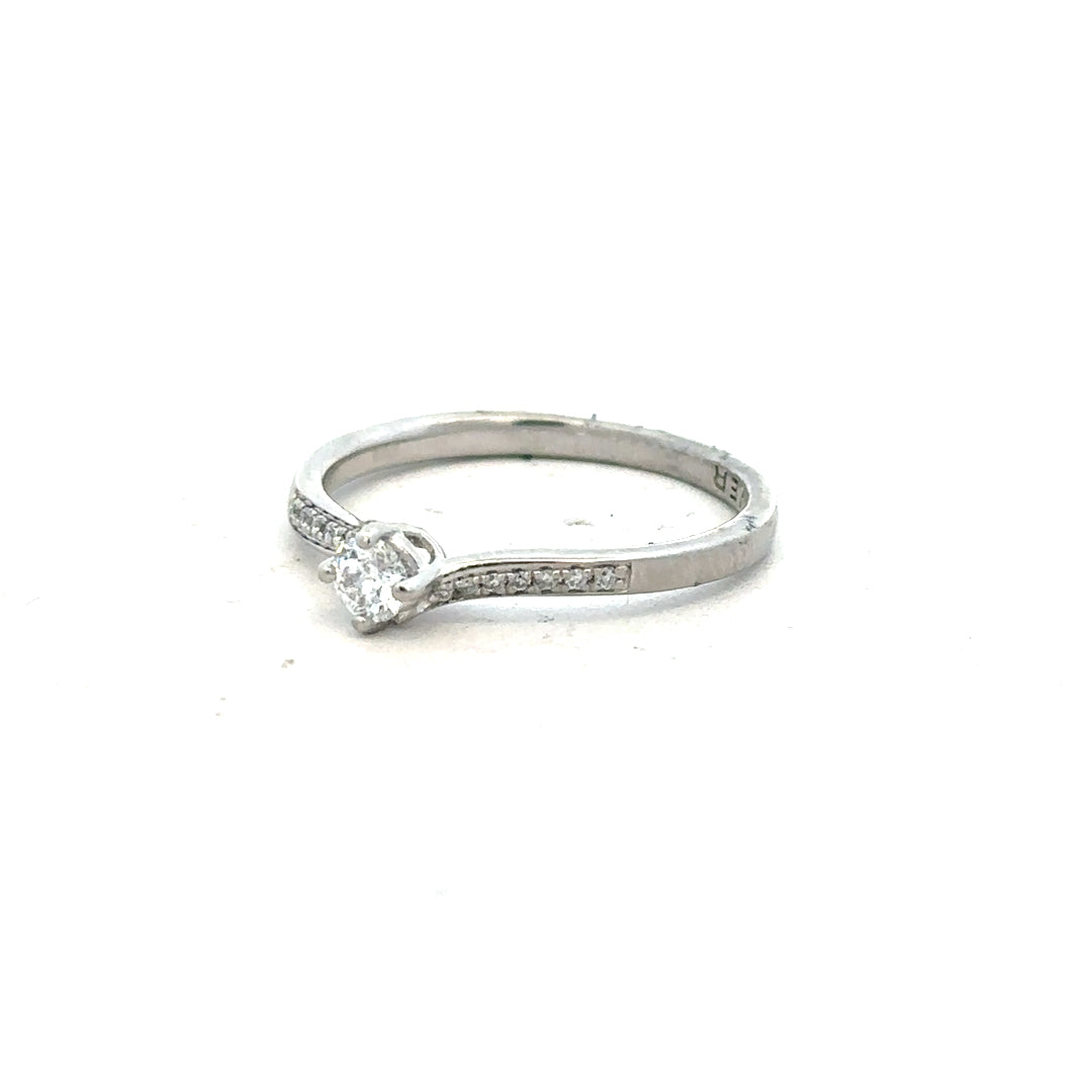 Platinum diamond ring with a complete box set, size S, featuring a sparkling diamond centerpiece and elegant band design.