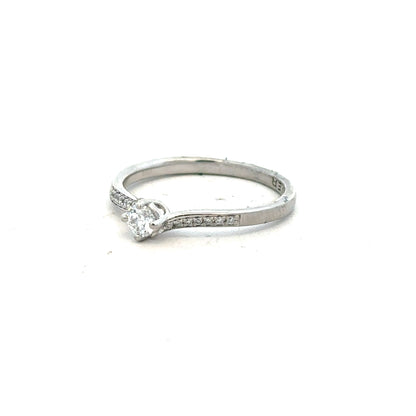 Platinum diamond ring with a complete box set, size S, featuring a sparkling diamond centerpiece and elegant band design.