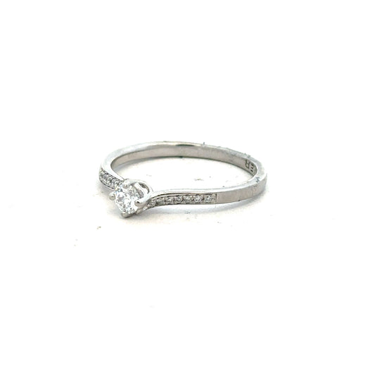 Platinum diamond ring with a complete box set, size S, featuring a sparkling diamond centerpiece and elegant band design.