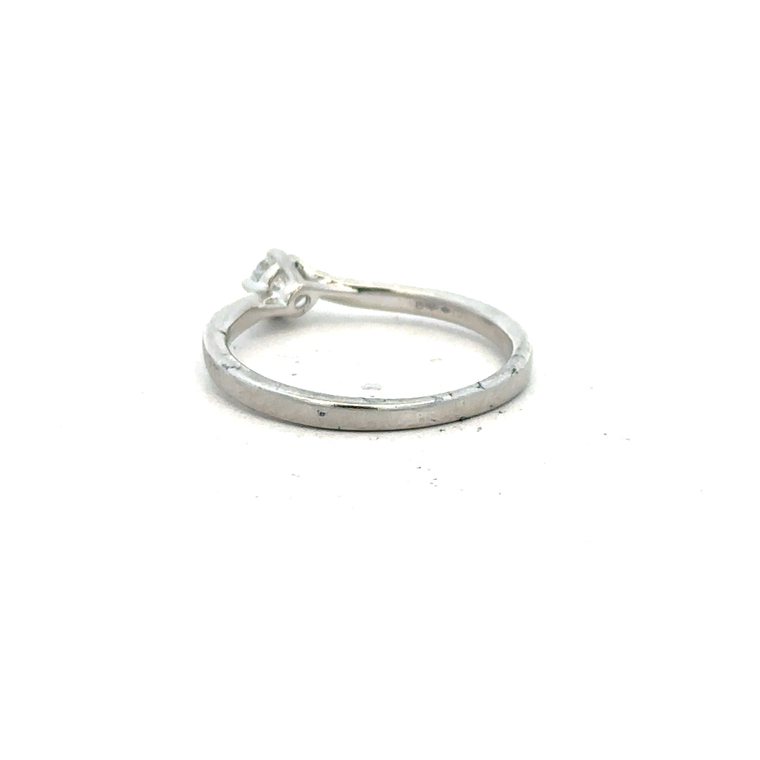 Platinum diamond ring with complete box set, size S, featuring a sparkling diamond and elegant band design.