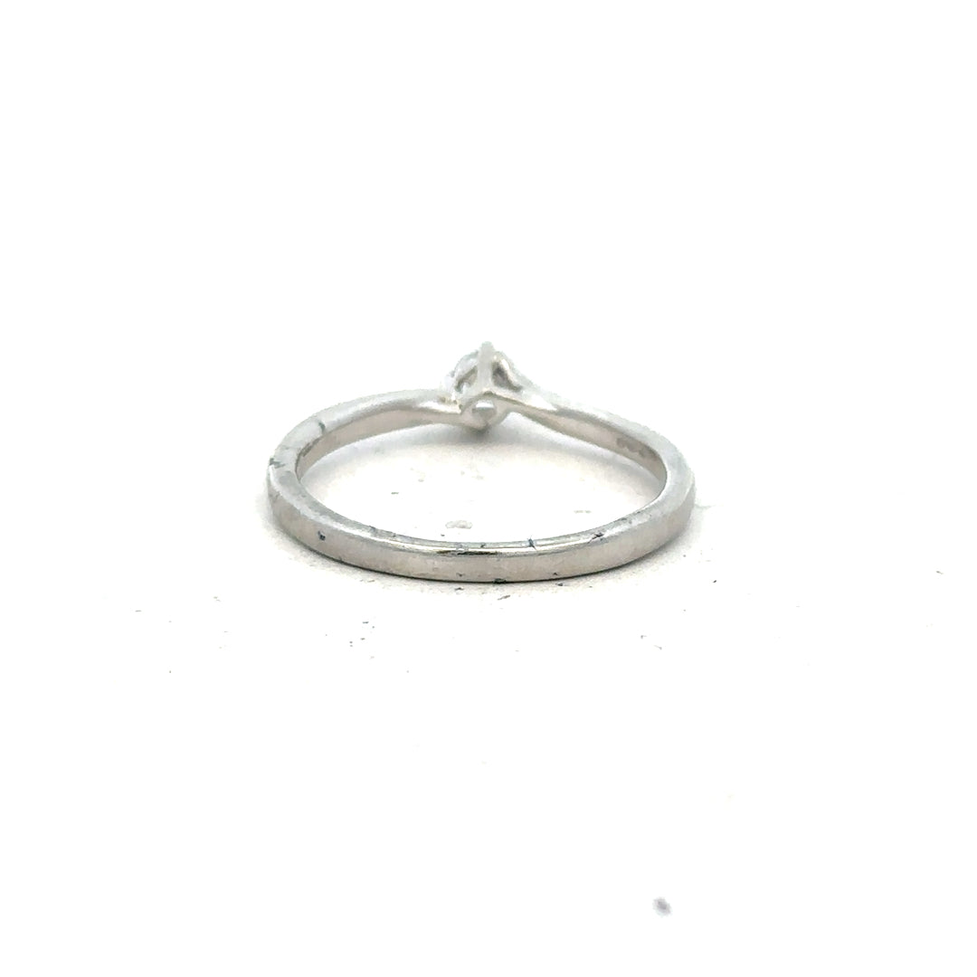 Platinum diamond ring in size S with complete box set, showcasing a sparkling diamond and sleek design.