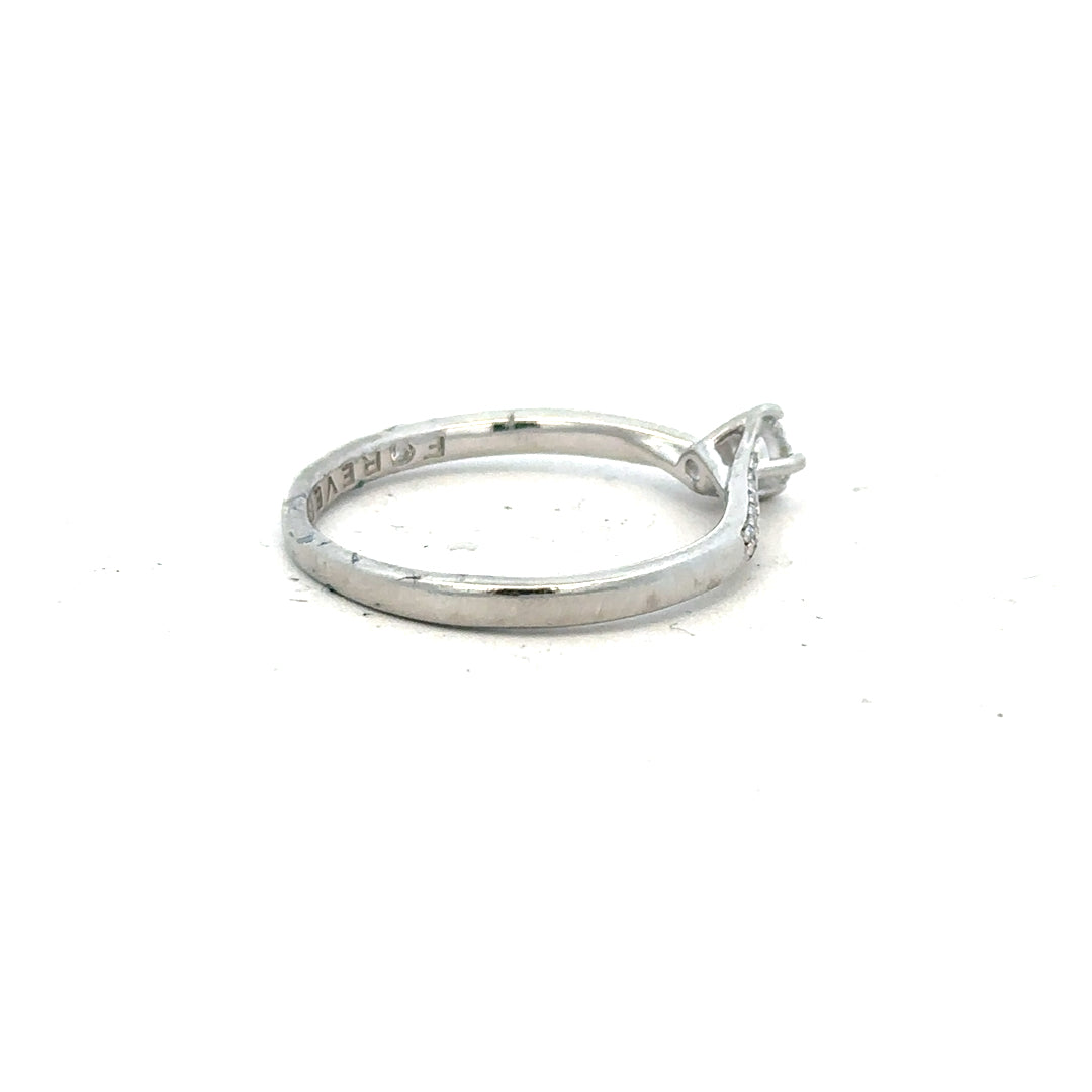 Platinum diamond ring with complete box set, size S, featuring a sparkling diamond and elegant band.