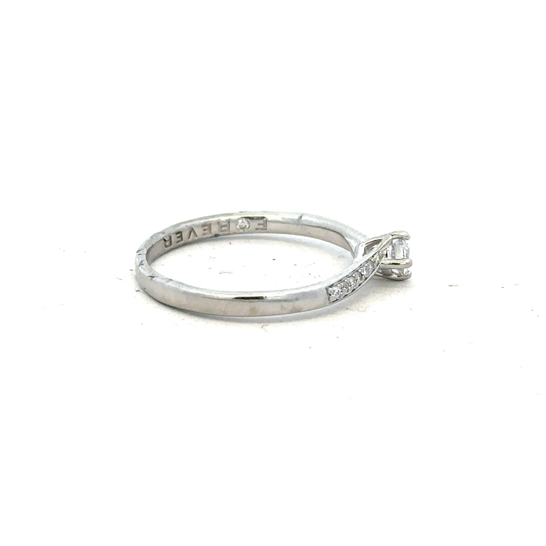 Platinum diamond ring with a complete box set, size small, featuring a sparkling diamond and elegant band.