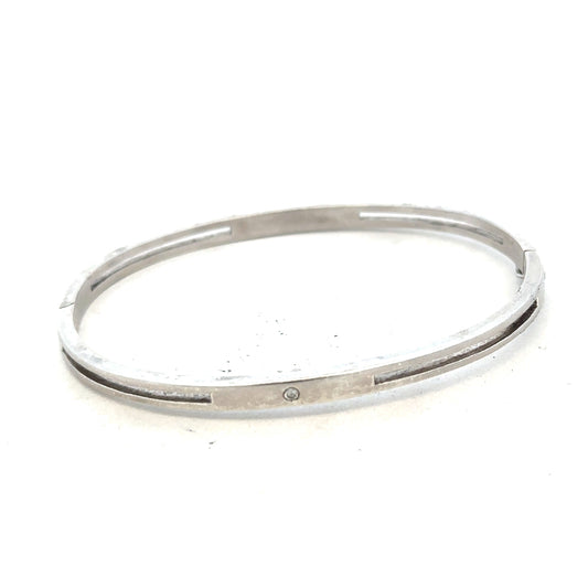 Silver bracelet bangle weighing 13.5g with a sleek, smooth finish, ideal as a stylish accessory for everyday wear.