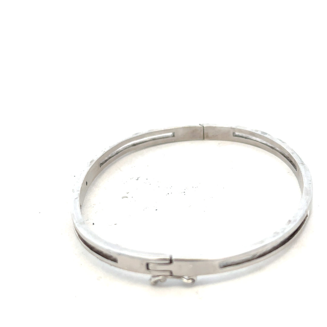 Silver bracelet bangle weighing 13.5g, with smooth, polished surface and simple design, unbranded jewelry accessory.