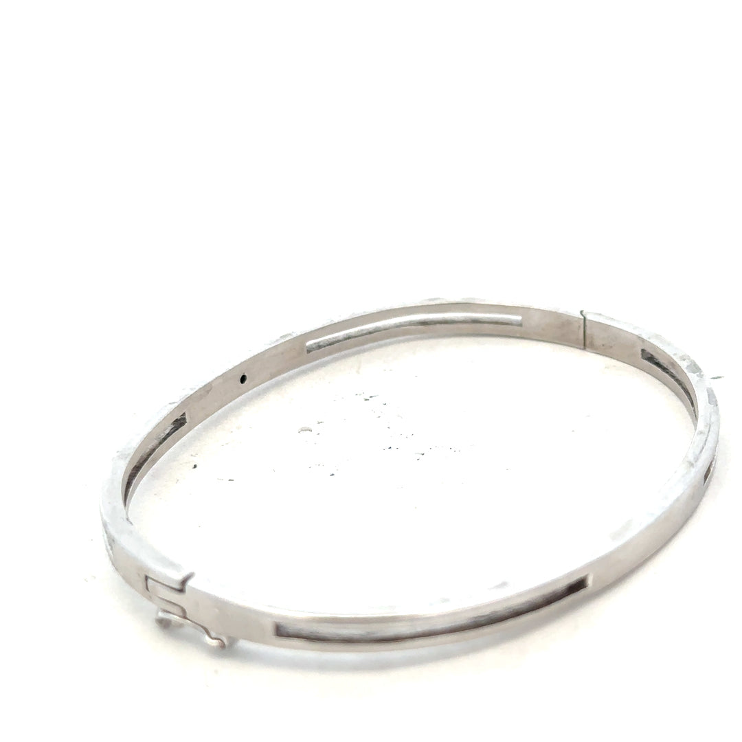 Silver bracelet bangle weighing 13.5g, unbranded stylish jewelry piece with a sleek, polished finish.