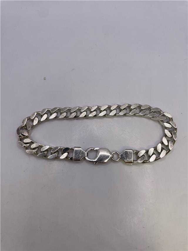 Silver bracelet weighing 33.8g with a sleek design, unbranded jewelry piece displayed on a neutral background.