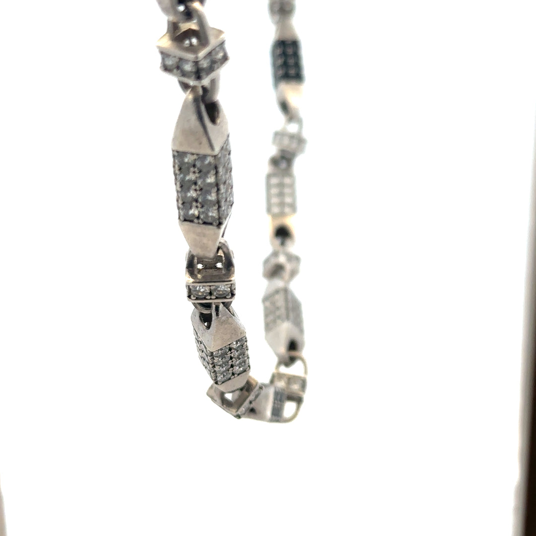 Silver chain weighing 113.4g, unbranded jewelry chain with a detailed close-up of the polished silver links.