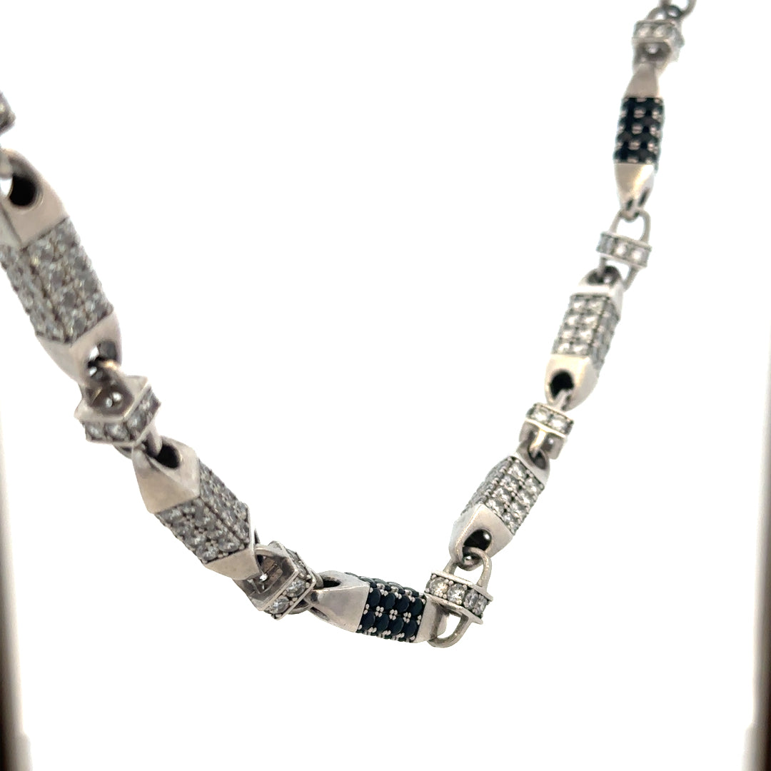 Silver chain weighing 113.4g, unbranded jewelry chain shown with detailed links and smooth finish.
