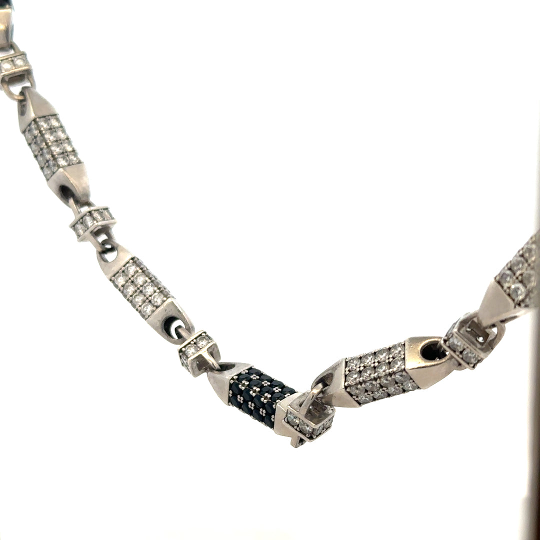 Silver chain weighing 113.4g, unbranded, shown in a detailed close-up highlighting the links and metallic shine.