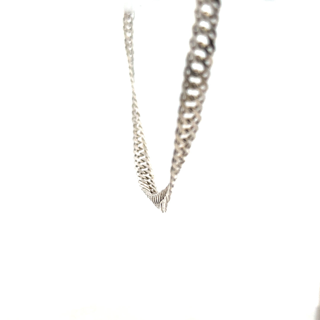 Silver chain weighing 17.2g, unbranded jewelry chain with a sleek design, shown in a close-up image.